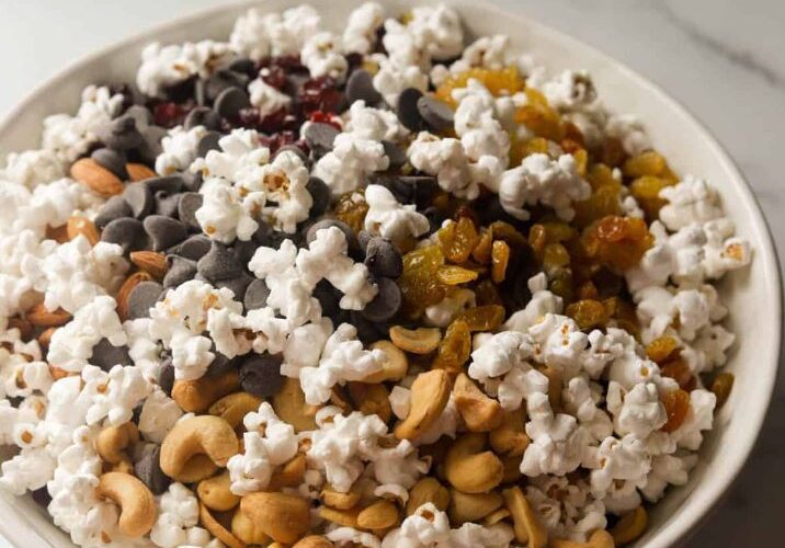 Comparing healthy snack options: nuts vs. popcorn - which is the better choice for your diet and wellness